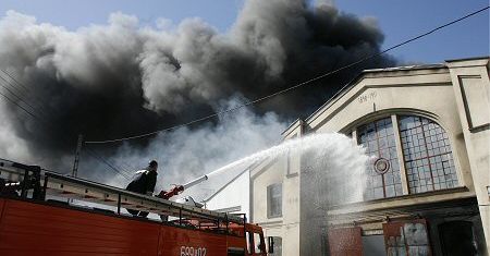 150 ton parafiny płonie w śląskiej hali