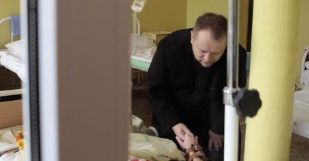Łzy wsiąkają w sutannę
