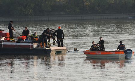 Przerwano próby poniesienia awionetki z dna Wisły