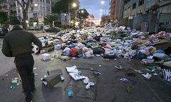Żołnierze posprzątają śmieci w Neapolu