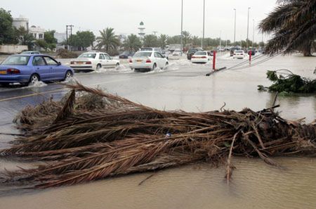 Cyklon zmienił stolicę Omanu w jezioro, zginęło 12 osób