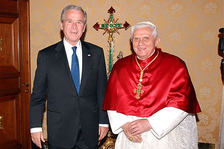 Bush zwracał się do papieża: "sir"