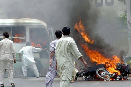 27 zabitych, 100 rannych w starciach w Pakistanie
