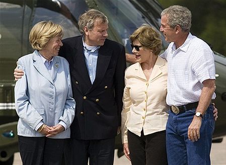 Sekretarz generalny NATO rozpoczął wizytę u Busha