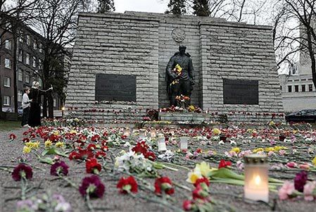 Rozpoczęto przenoszenie pomnika na cmentarz wojskowy