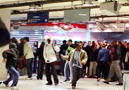 Setka ludzi biła się z policją na stacji metra