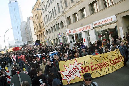 100 osób demonstruje w Berlinie przeciwko UE