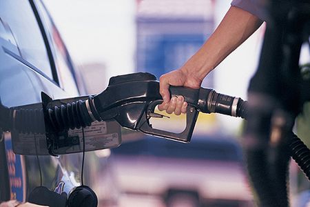 UE rozważy posunięcia podatkowe dla obniżenia cen paliw