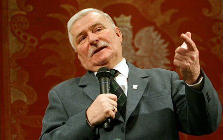 15 doniesień na Wałęsę za "durnia" Kaczyńskiego