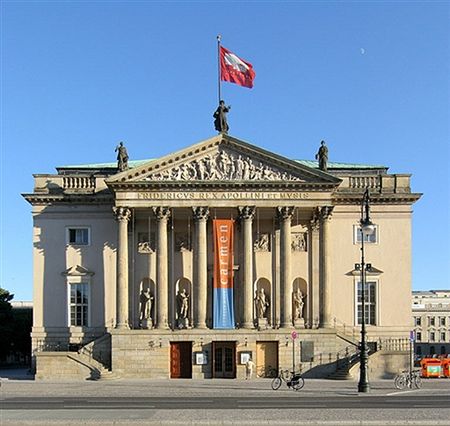 Rudera polskiej ambasady przy głównej ulicy Berlina