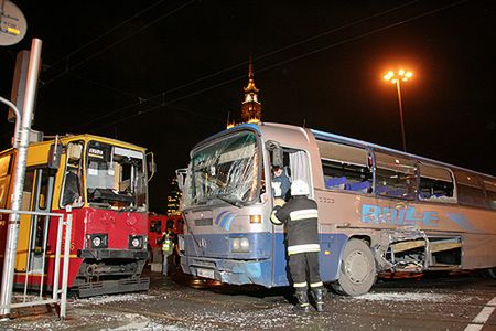 Warszawski tramwaj wypadł z torów i uderzył w autobus