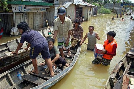 Indonezja: 90 zabitych, 300 tys. ewakuowanych po powodzi