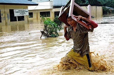 Rośnie liczba ofiar powodzi na Sumatrze