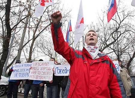 Pikieta pod ambasadą RP w Moskwie przeciwko polskiemu wetu