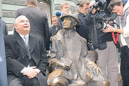 Premier Kaczyński przycupnął na ławeczce w Łodzi