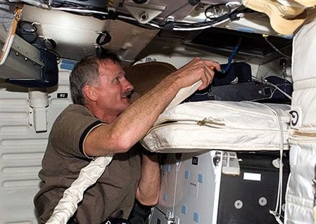 Kosmiczny spacer dwójki astronautów z Atlantisa