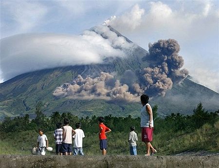 Wulkan Mayon grozi erupcją