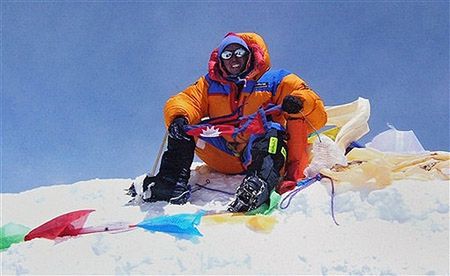 Nepalski przewodnik po raz 18. wszedł na Mount Everest
