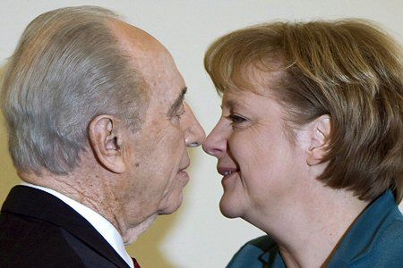 Kanclerz Niemiec: Holokaust przepełnia nas wstydem