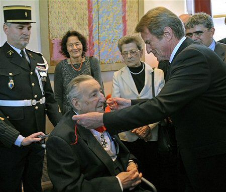 Marek Edelman otrzymał order od prezydenta Sarkozy'ego