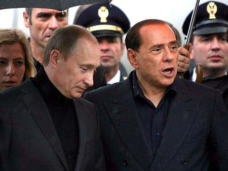 Berlusconi podejmuje Putina w swej willi na Sardynii
