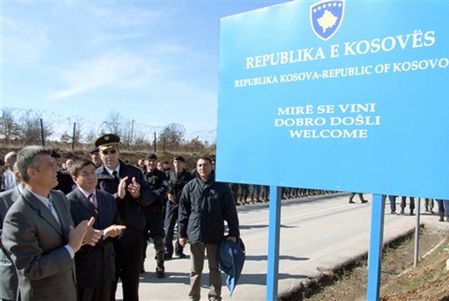 Pierwsza tablica z napisem "Witamy w Republice Kosowa"