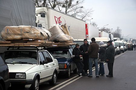 Długa kolejka ciężarówek do przejścia w Dorohusku