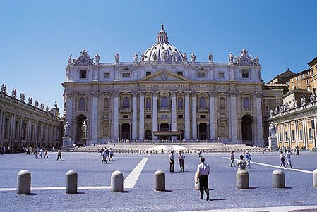 Fałszywi policjanci okradali turystów w Watykanie