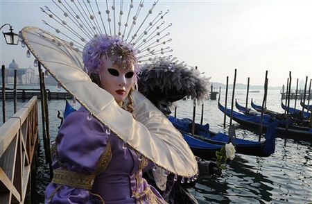Ponad 30 tys. osób bawi się podczas karnawału w Wenecji
