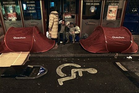 Namiotowe miasteczko bezdomnych zawstydziło Paryż