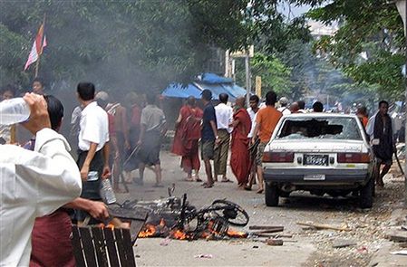 Krew polała się w Birmie - armia strzela do mnichów