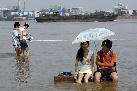 Prawie 1000 ofiar śmiertelnych powodzi w Chinach