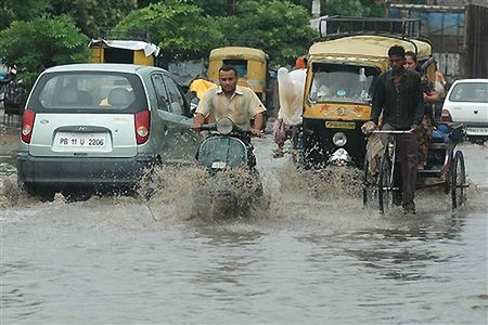 27 ofiar śmiertelnych powodzi w Indiach