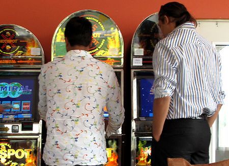 Automaty służą do prania brudnych pieniędzy