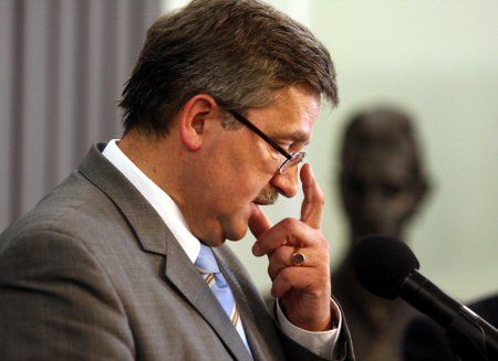 Komorowski chce zlikwidować "turystykę parlamentarną"