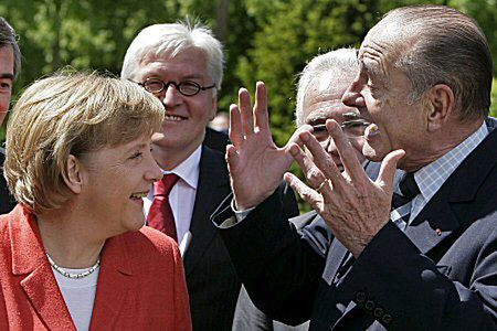 Merkel i Chirac różnią się w kwestii przyszłości konstytucji UE