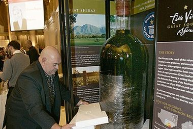Największa na świecie butelka wina ma prawie 2 metry
