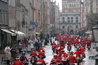 Święci Mikołaje na motocyklach rozdawali słodycze