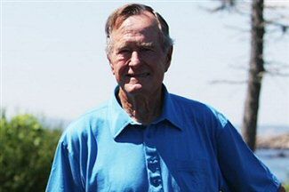 George H.W. Bush skoczył ze spadochronem