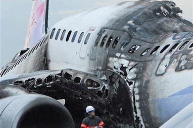 Samolot eksplodował po lądowaniu, pasażerowie uratowani