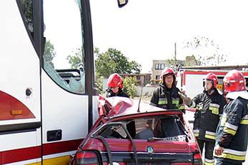 Dwie osoby zginęły w zderzeniu z autokarem w Buku