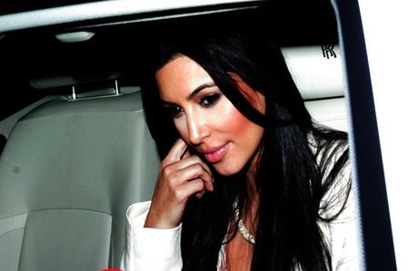 Kim Kardashian pokazuje pierścionek zaręczynowy!