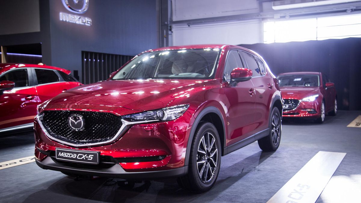 Mazda w kreatywny sposób omija ograniczenia napotykane przez konkurencję.