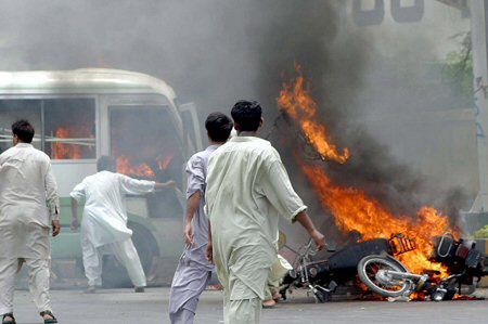 27 zabitych, 100 rannych w starciach w Pakistanie