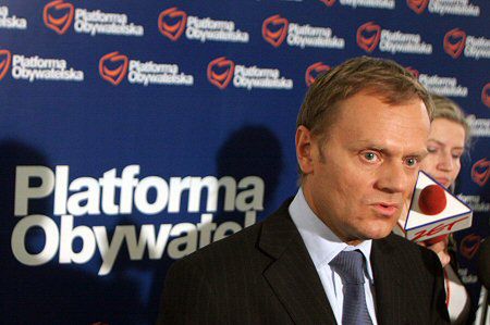 Tusk do prezydenta i premiera: otworzyć archiwa IPN