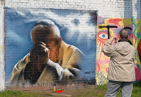 Portret Jana Pawła II na ulicznym murze