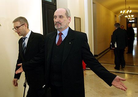 Macierewicz: przekażę materiały o infiltracji Polski