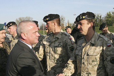 Szef MON powitał żołnierzy, którzy wrócili z Iraku