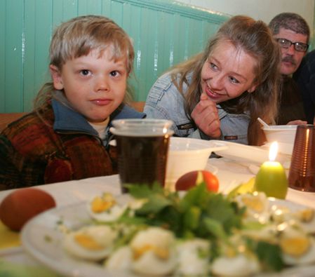 Śniadania wielkanocne dla ubogich i bezdomnych