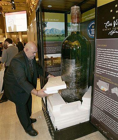 Największa na świecie butelka wina ma prawie 2 metry